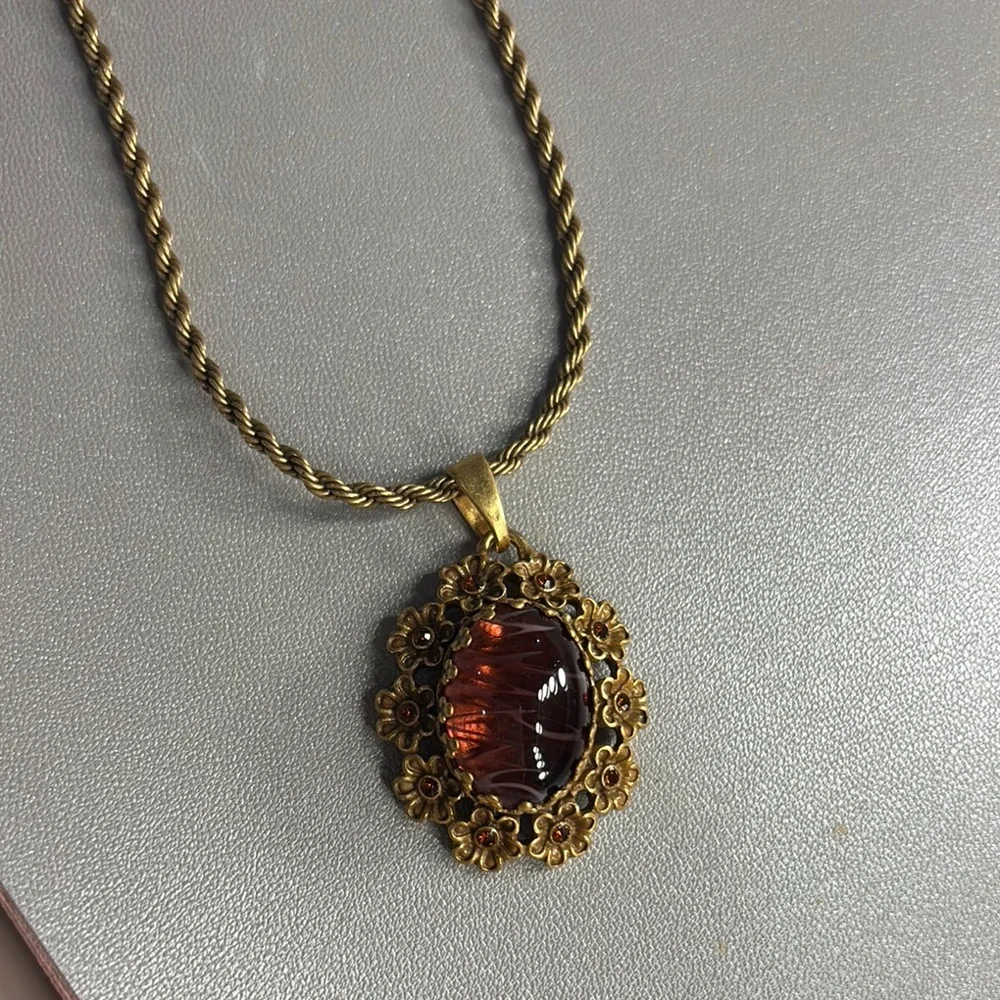 Yusi’s Elegant Gold and Black Necklace Set - Picture 6 of 7